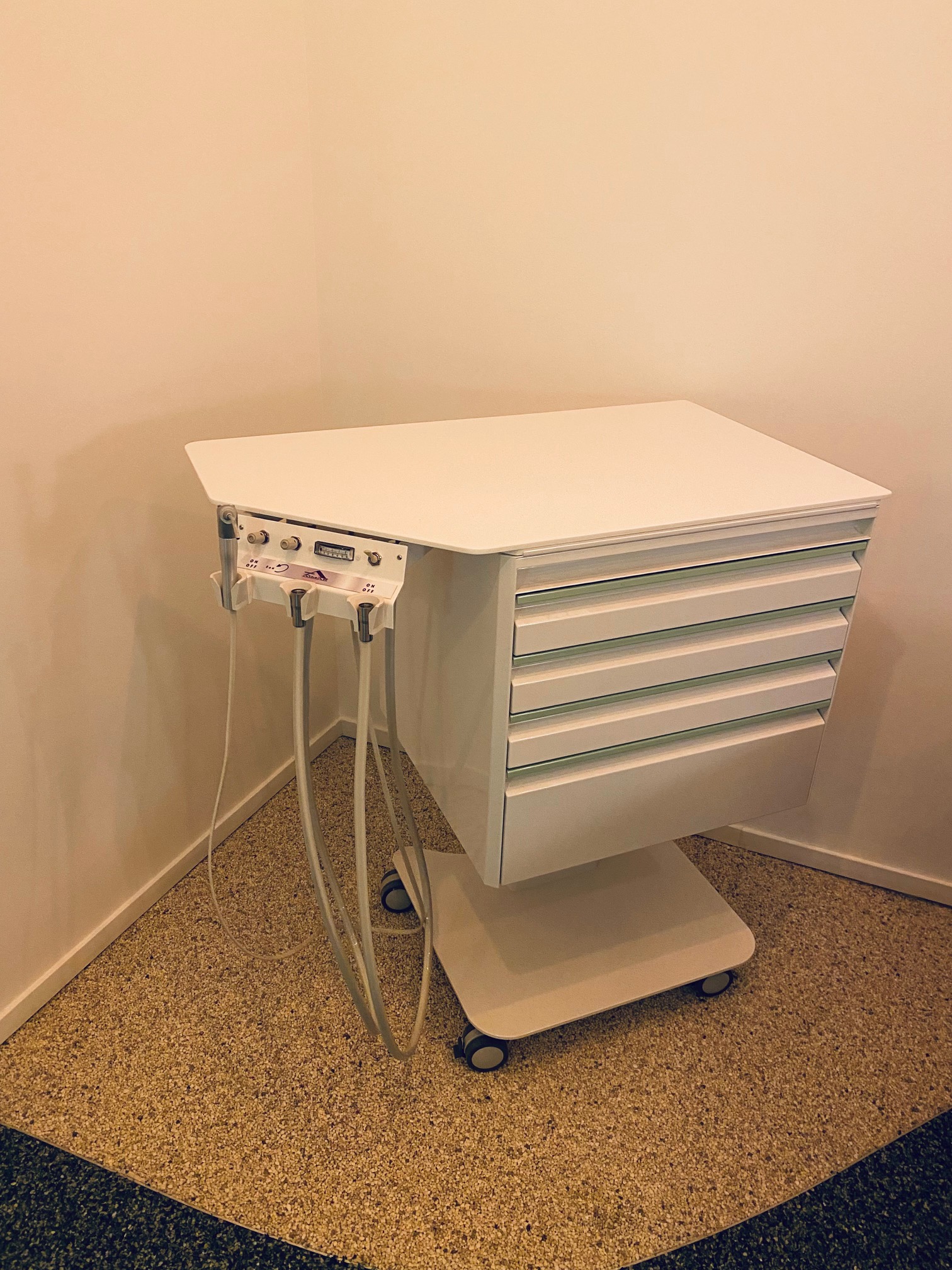 Aimar Mini Unit cart Ortho K dessus Krion unit dentaire