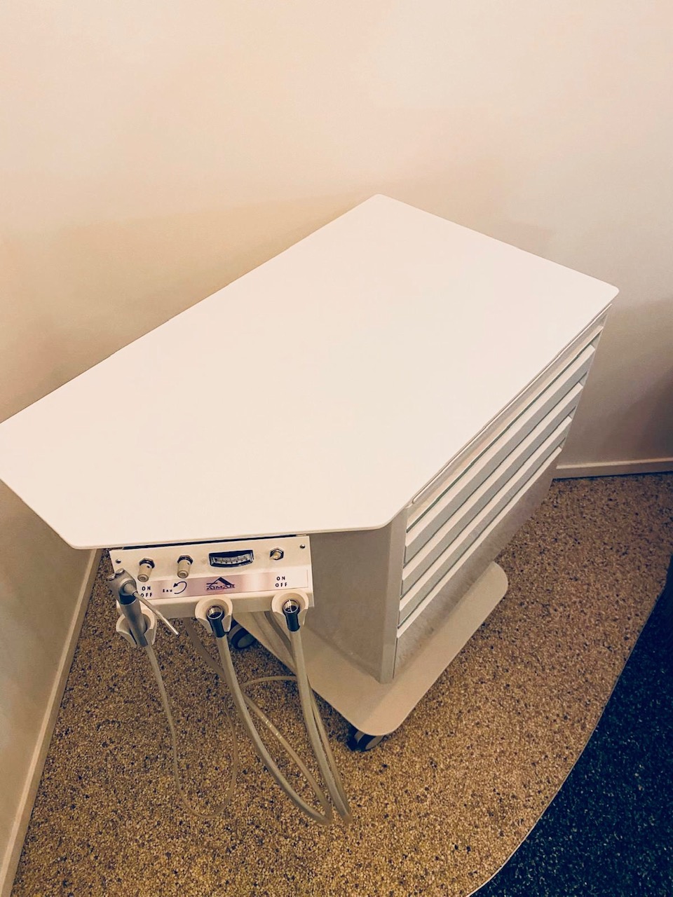 Aimar Mini Unit cart Ortho K dessus Krion unit dentaire
